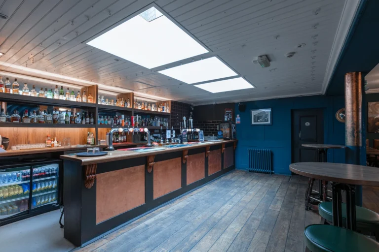 Bar from side